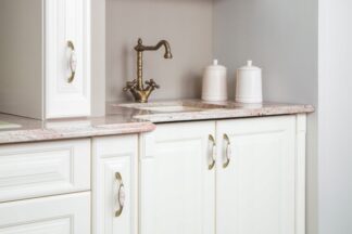 Uchwyt meblowy UP17, 96mm, stare złoto + porcelana